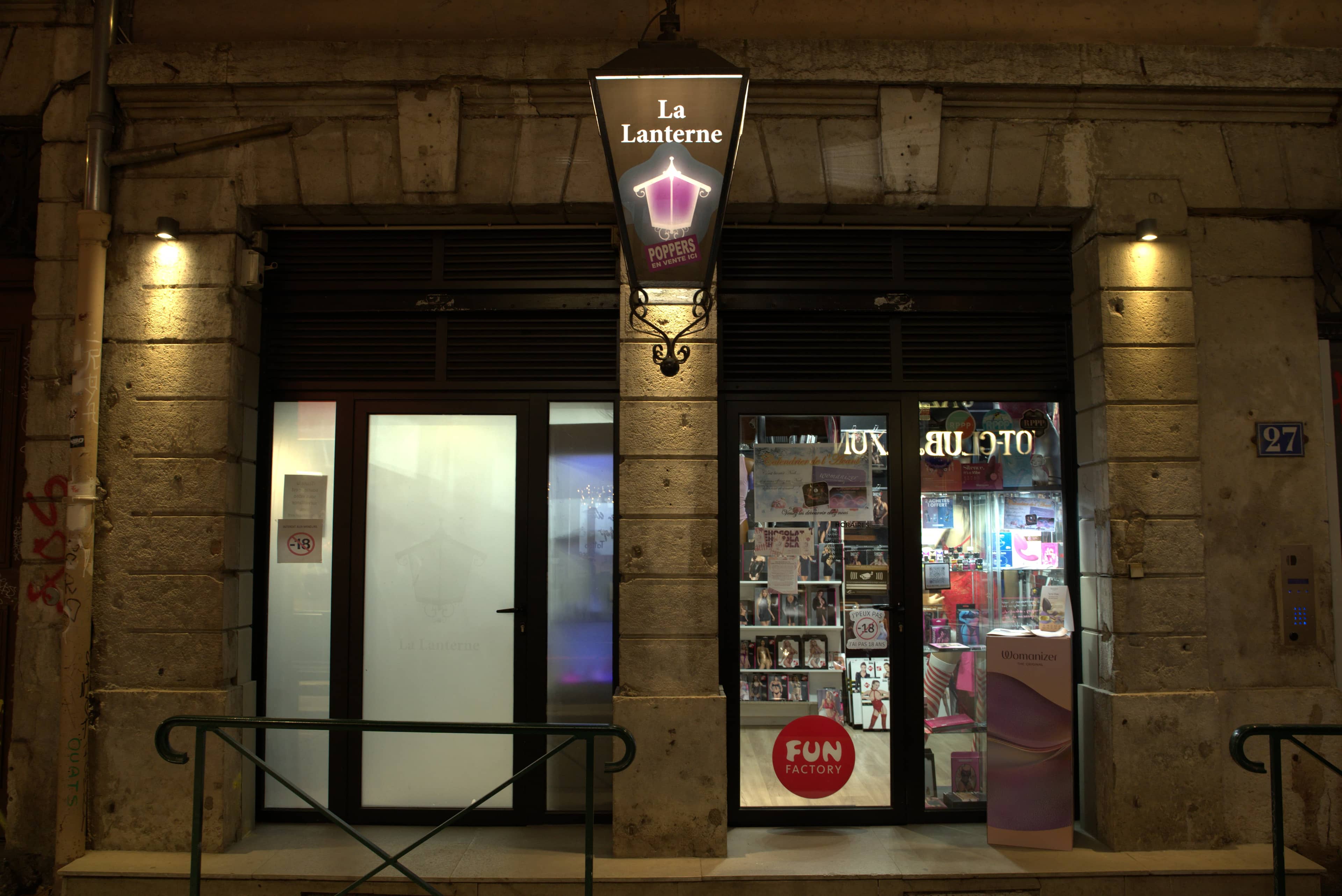 Entrée discrète de la boutique La Lanterne, rue Lanterne à Lyon