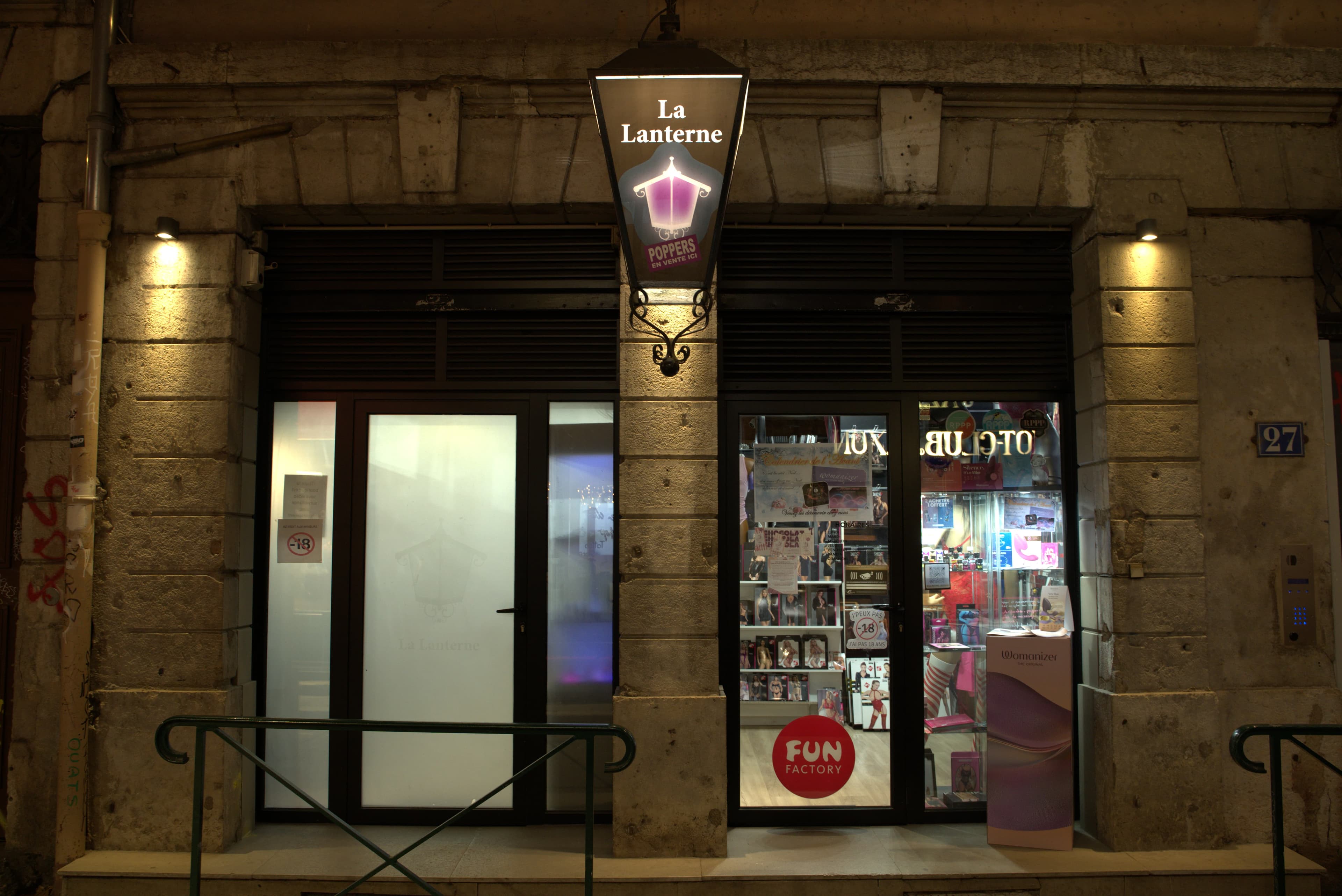 L'entrée discrète et élégante de La Lanterne